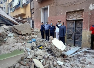 انهيار منزل قديم خالي من السكان بشارع رياض بأسيوط